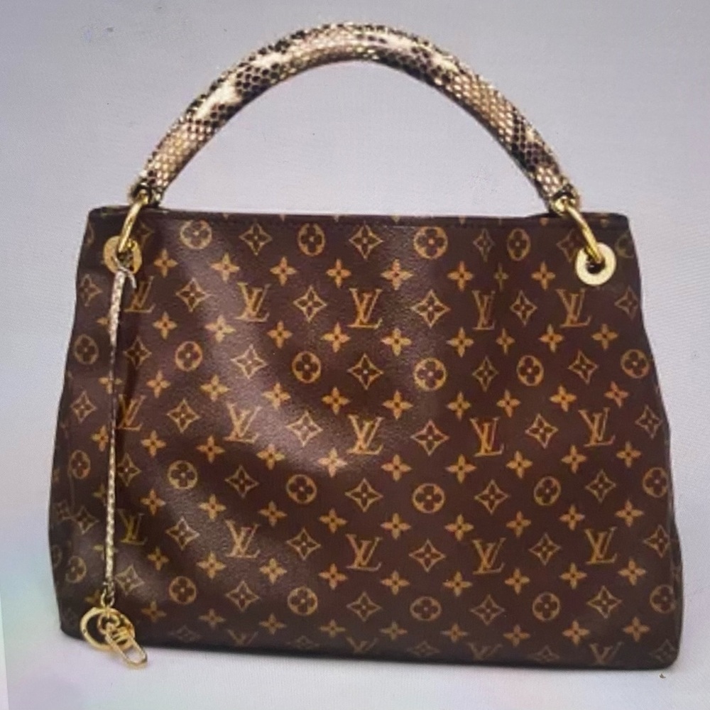 RARE!!! EUC (used 2x only)
Louis Vuitton Artsy MM Python Handle Shoulder Bag